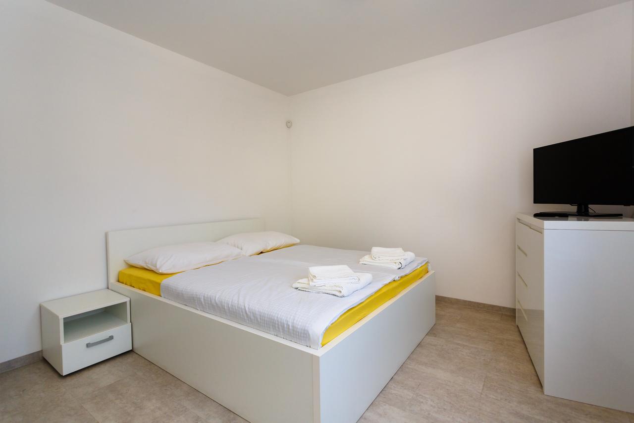 Apartments Vlado クルク エクステリア 写真