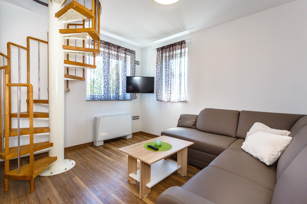 Apartments Vlado クルク エクステリア 写真